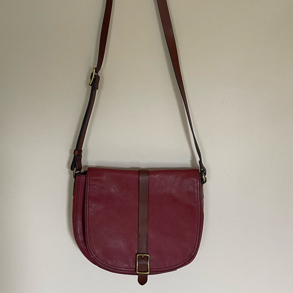 Fossil leather crossbody saddle bag - cranberry